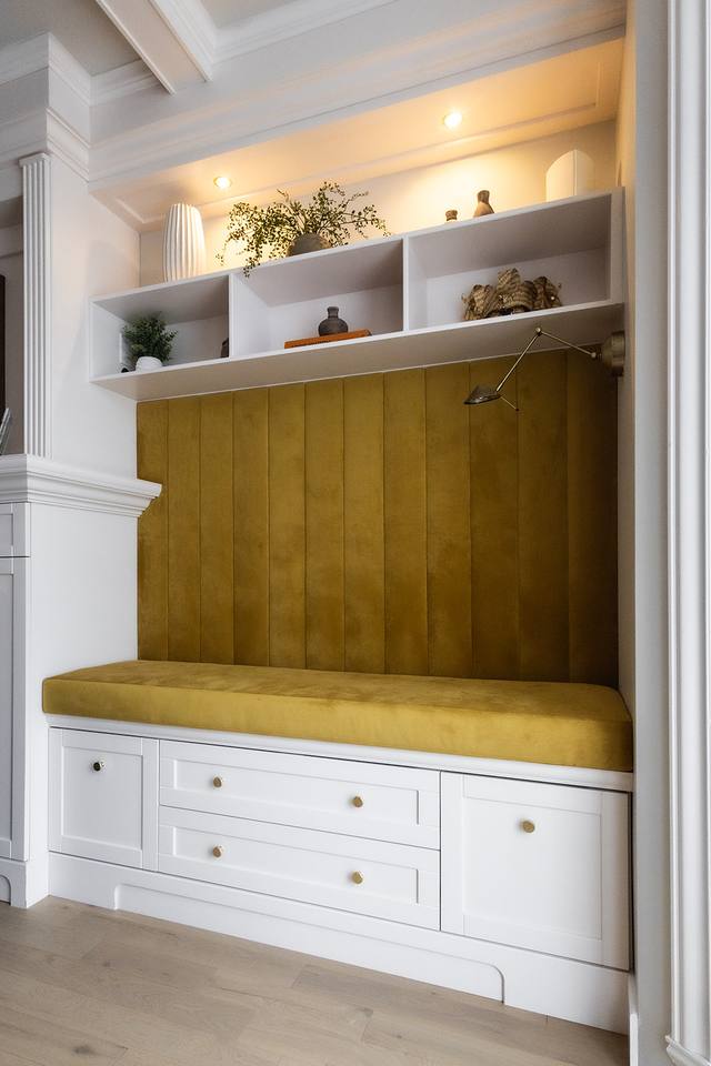 Banc intégré en velours avec rangements sur mesure