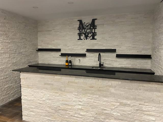 Bar avec comptoir et revêtement de pierre