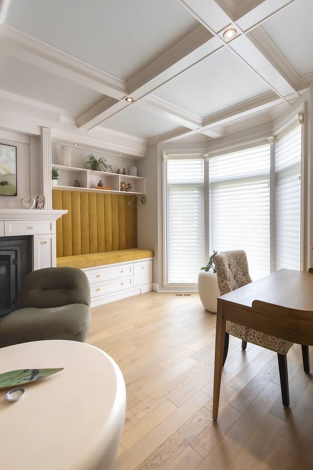 Pièce avec plafond à caissons et banc intégré