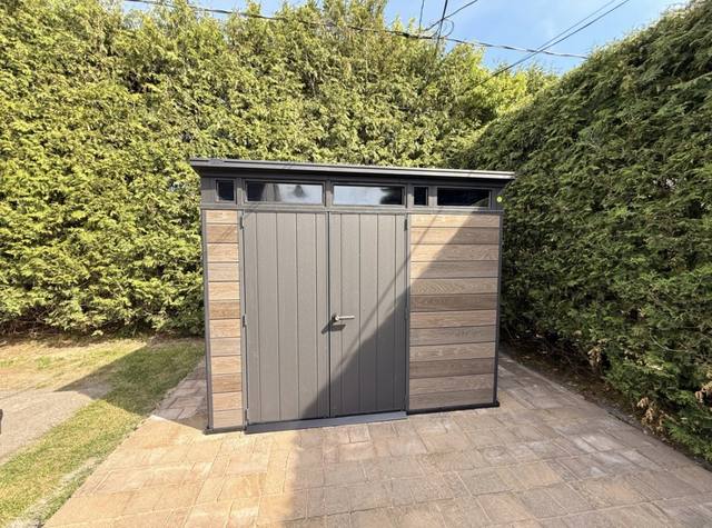 Cabanon moderne sur pavé uni