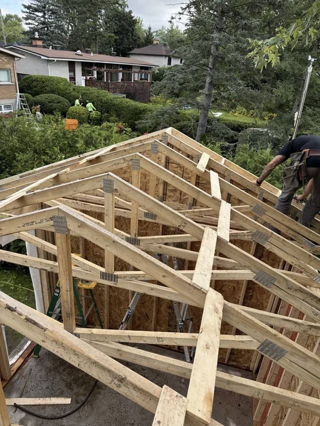 Fermes de toit en bois en cours d'installation