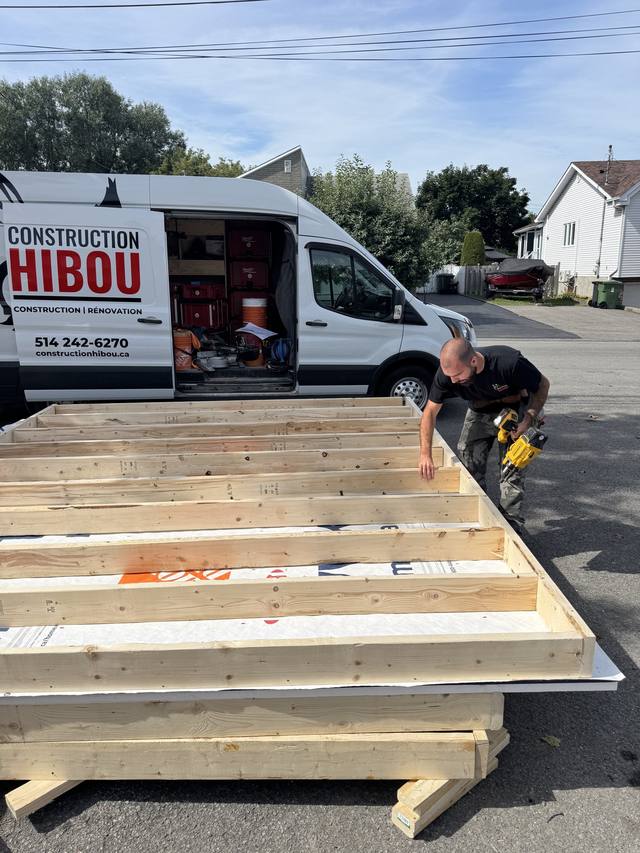 Murs d'ossature assemblés devant le camion de Construction Hibou
