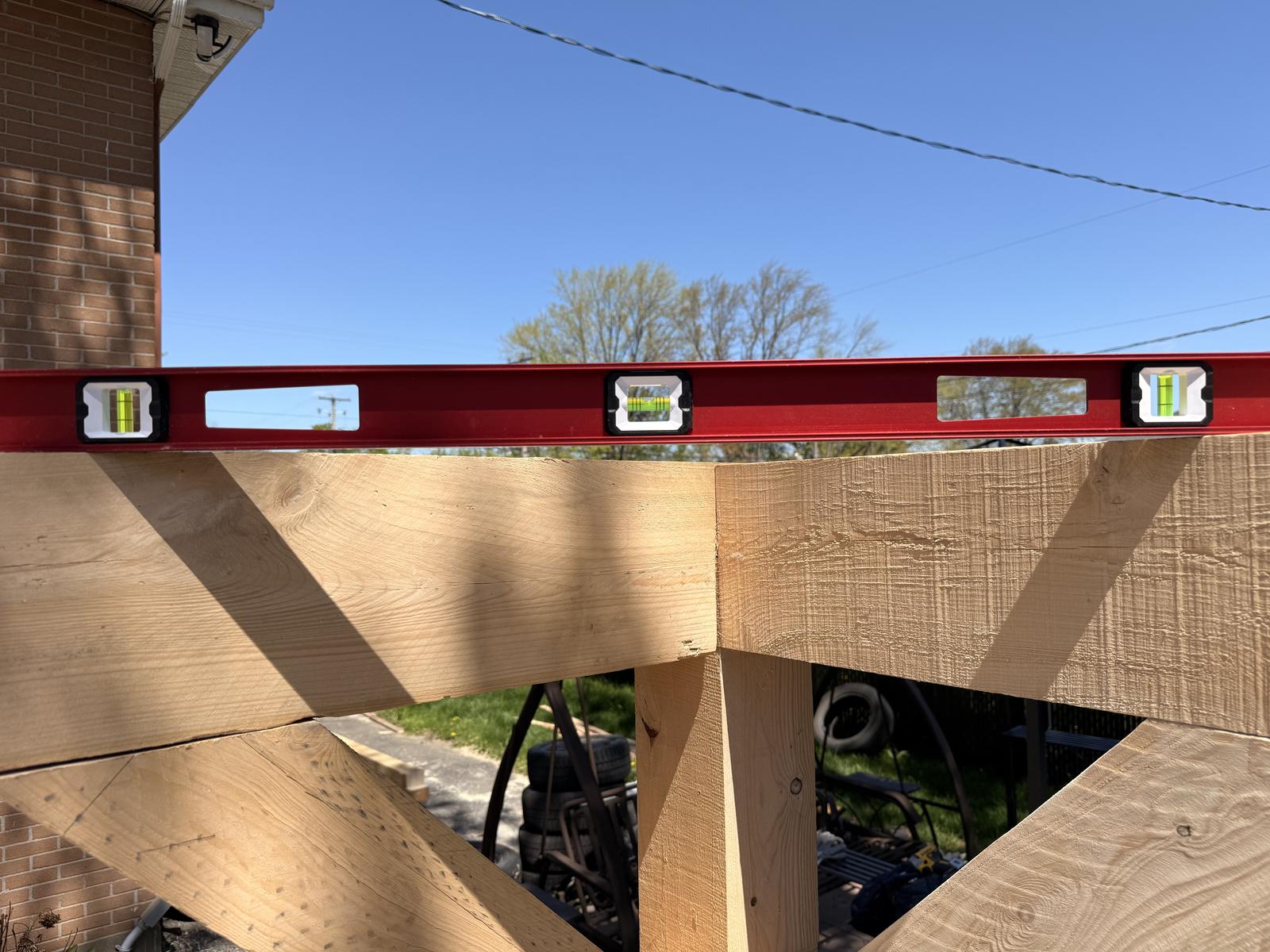 Structure de bois en cours de montage à l'extérieur d'une maison