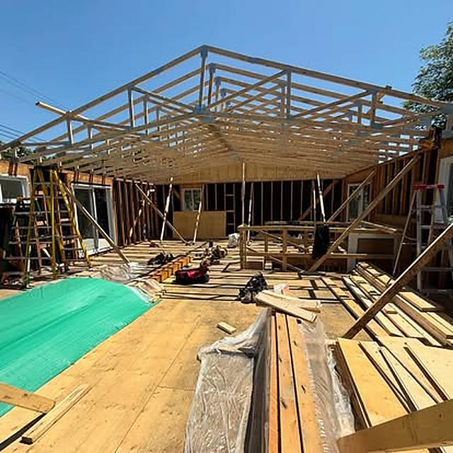 Charpente de toit en construction