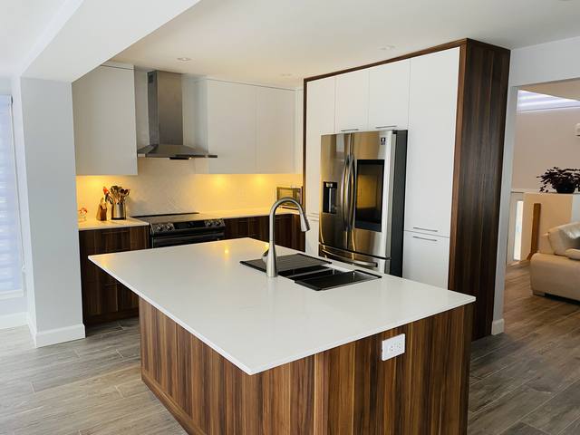 Cuisine moderne avec armoires sur mesure et îlot central