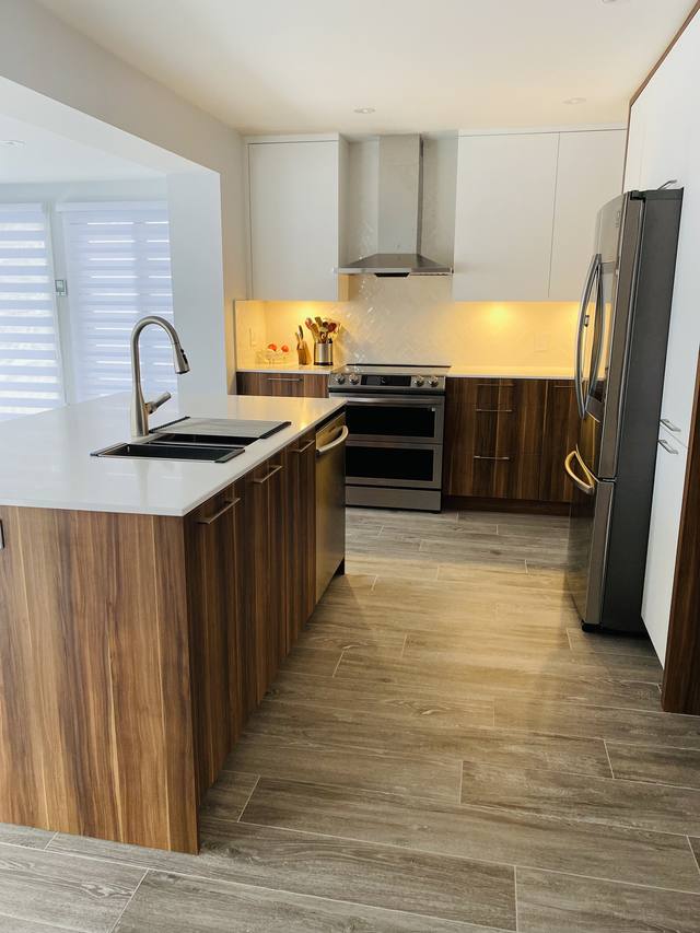 Cuisine avec armoires de bois et plancher assorti