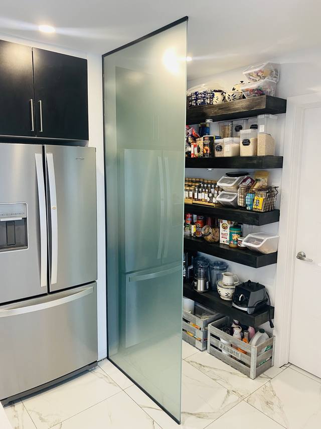 Garde-manger derrière une porte vitrée givrée