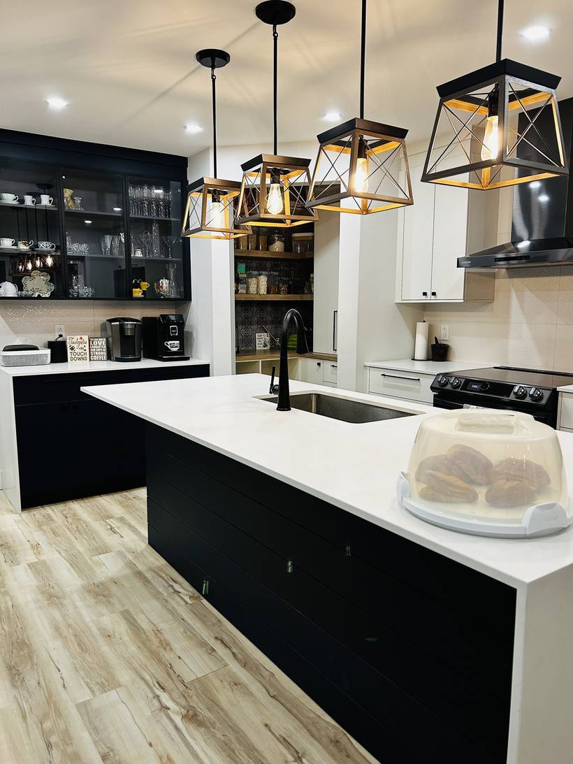 Îlot noir sous des luminaires de style lanterne