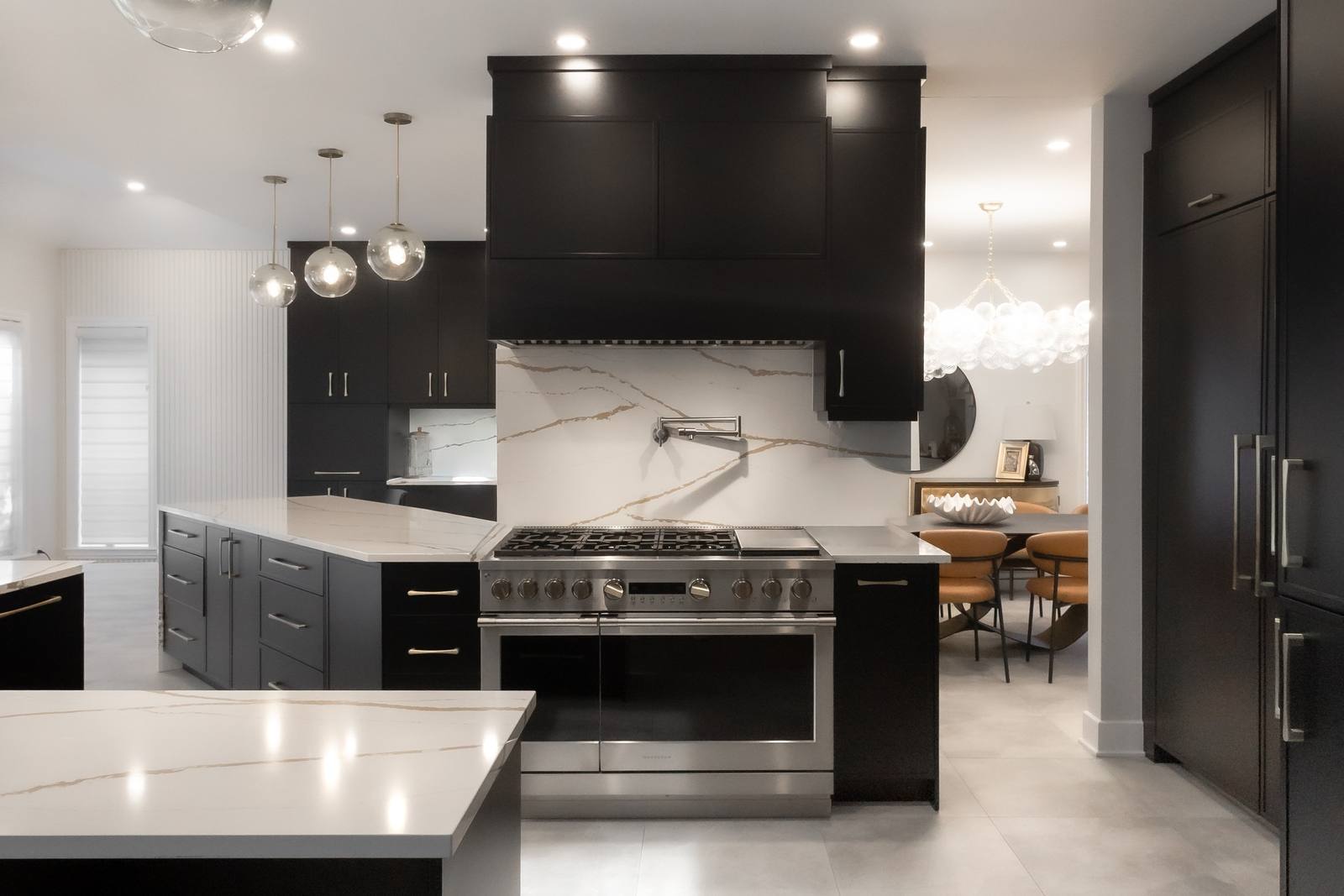 Cuisine noire et blanche avec cuisinière professionnelle