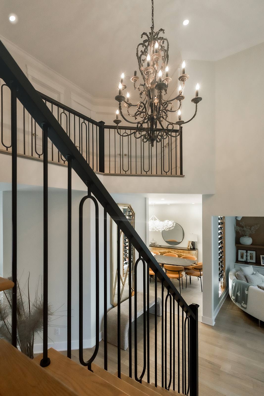 Escalier avec rampe en fer forgé et lustre