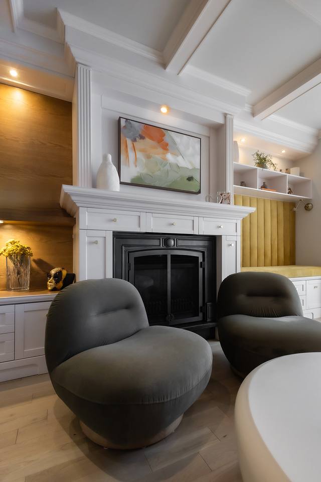 Foyer encadré de moulures et fauteuil en velours