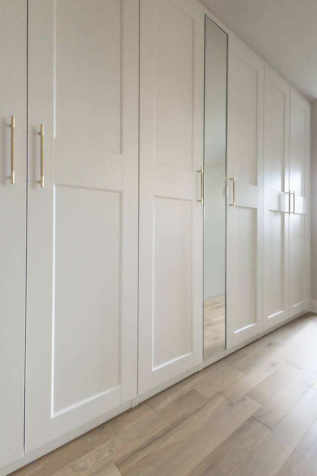 Garde-robes encastrés blancs de style shaker