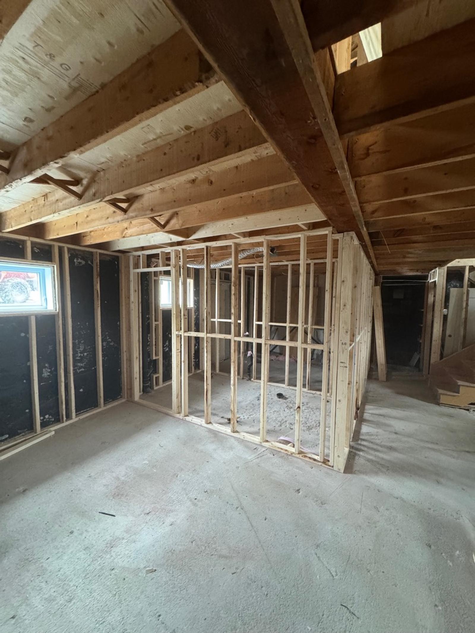Ossature de murs montée sur un chantier de construction