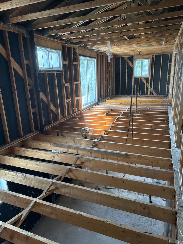 Ouvrier au travail sur un chantier commercial