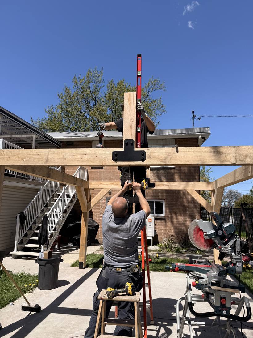 Ouvrier utilisant un niveau laser sur un chantier de construction