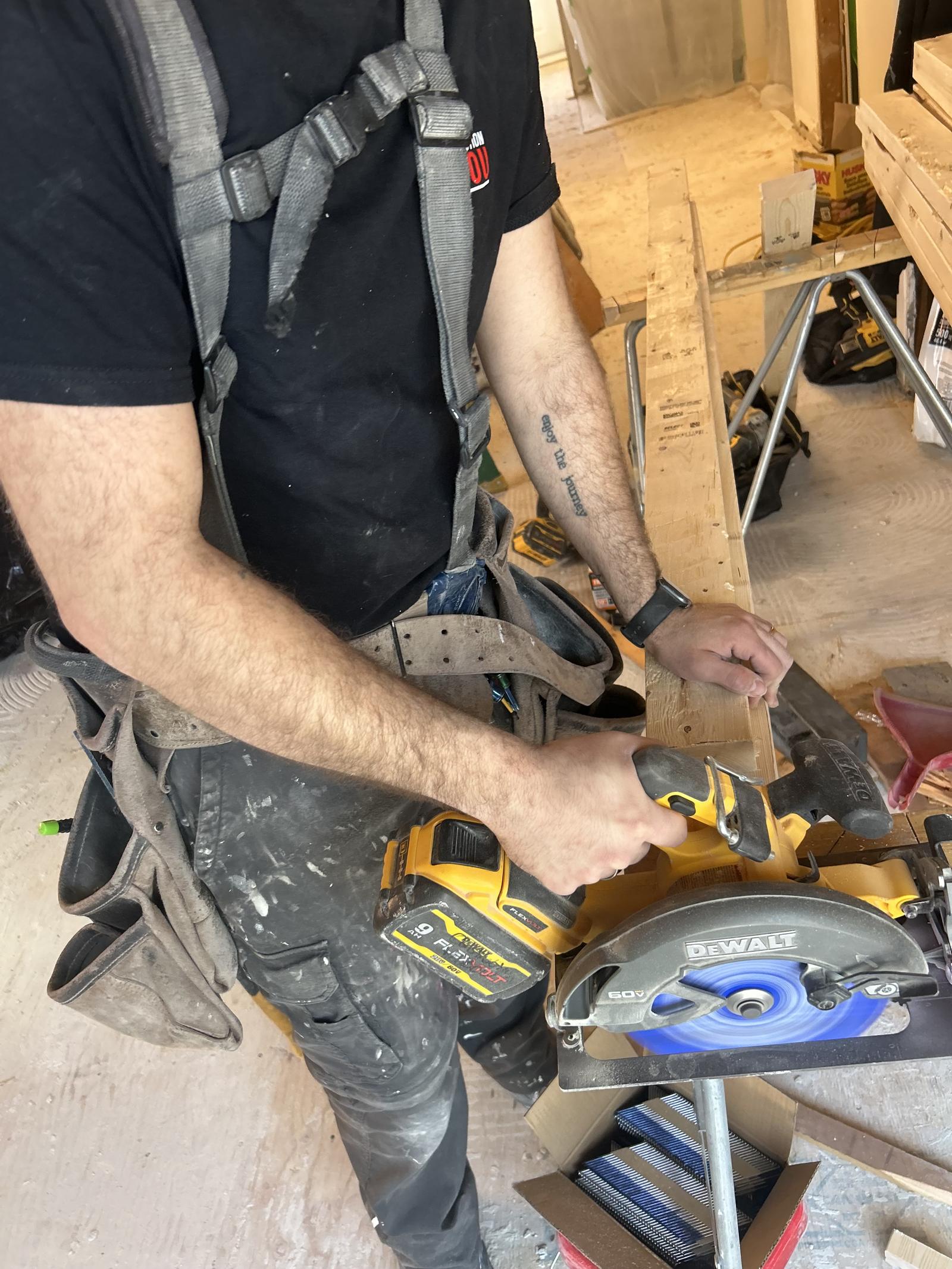 Ouvrier à la scie sur un chantier de construction