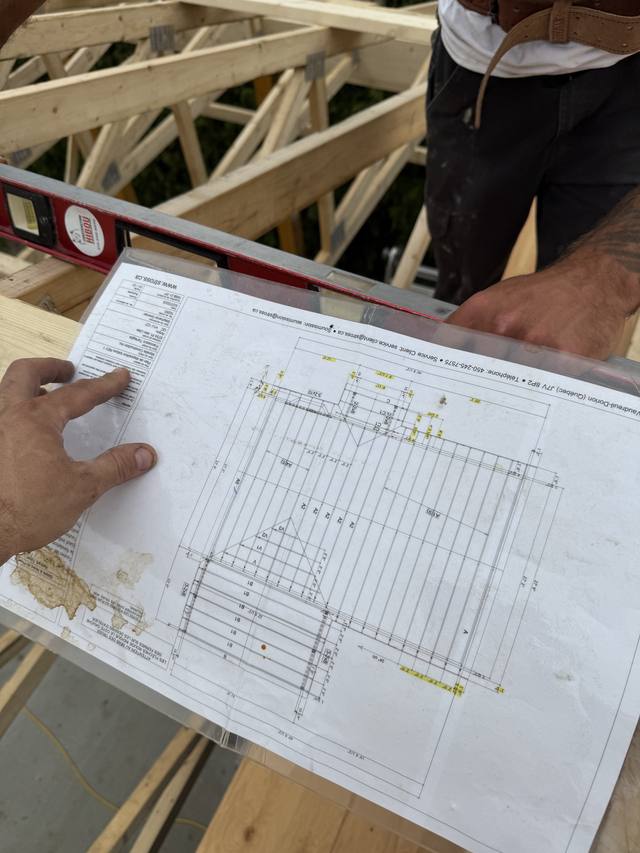 Plans de construction déroulés sur un chantier