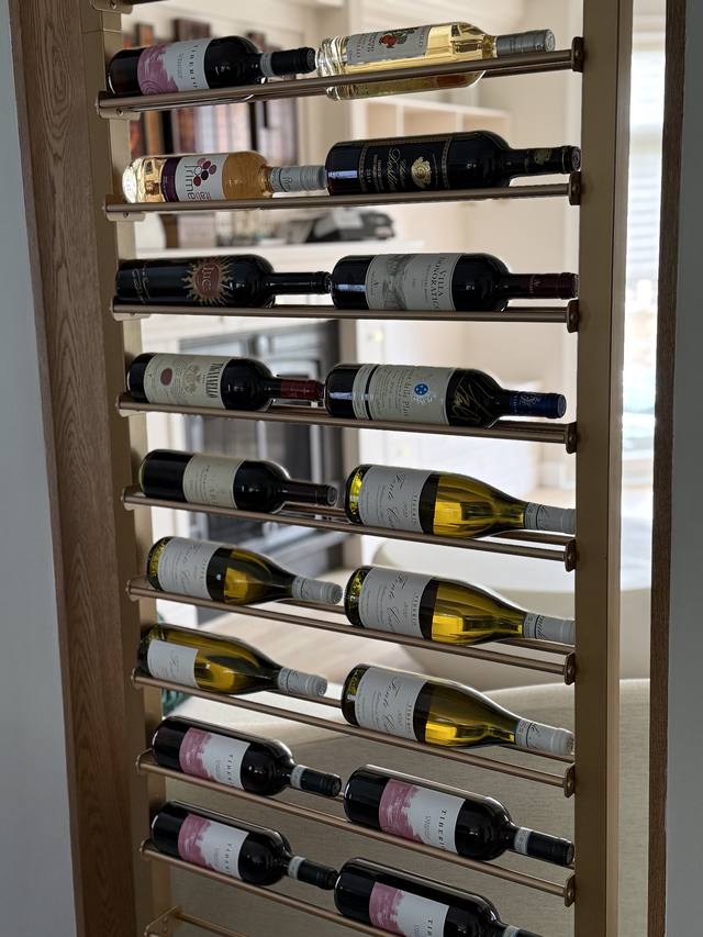 Rangement en bois sur mesure intégré à un mur