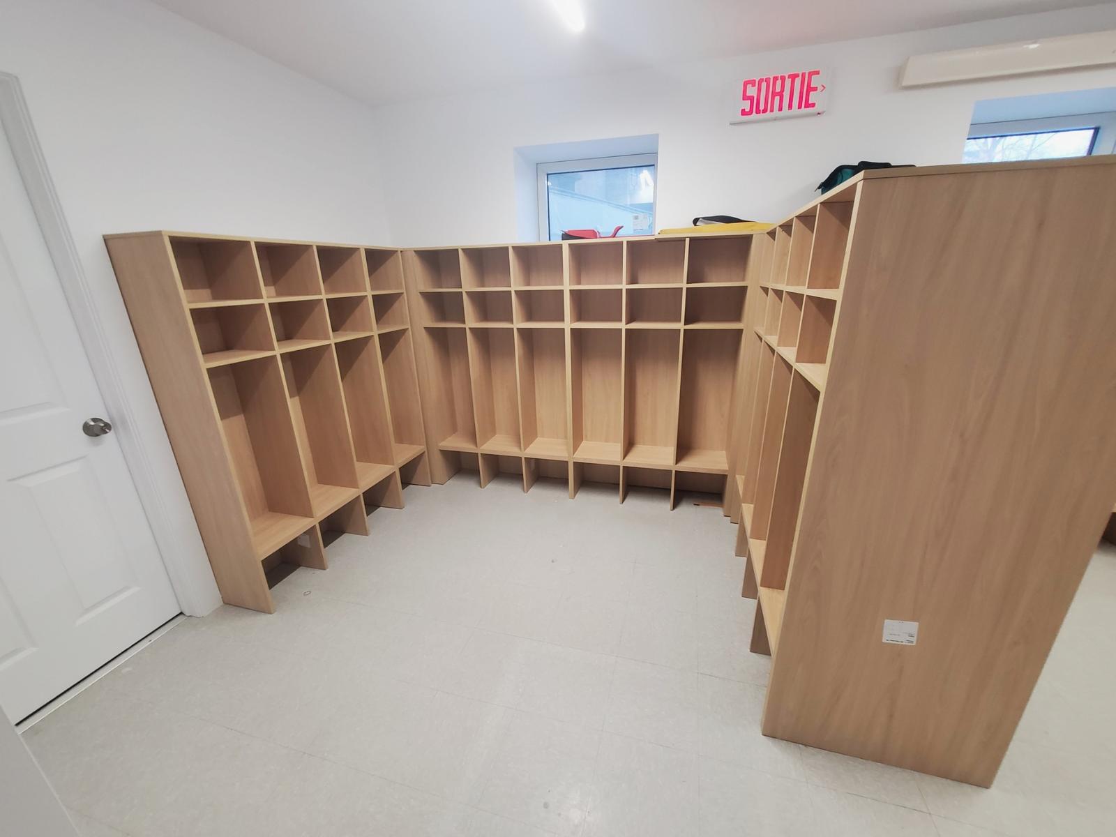 Rangement commercial sur mesure installé dans un local rénové