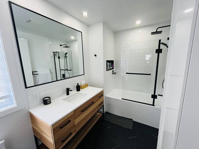 Salle de bain avec vanité double et grand miroir