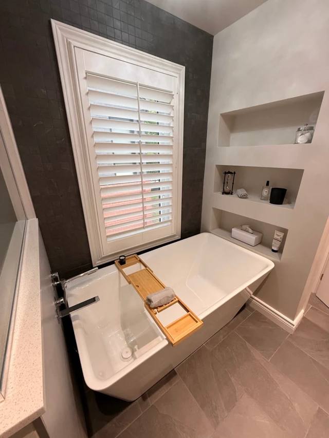 Salle de bain avec fenêtre et stores