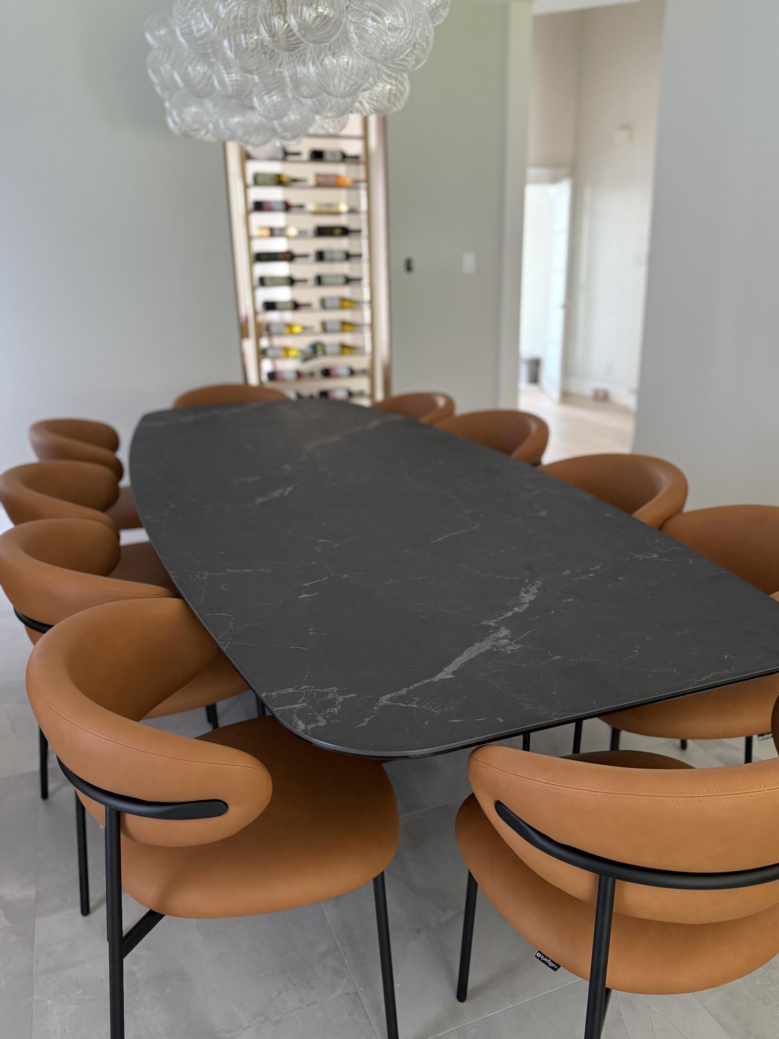 Salle à manger rénovée avec mur de marbre et suspensions