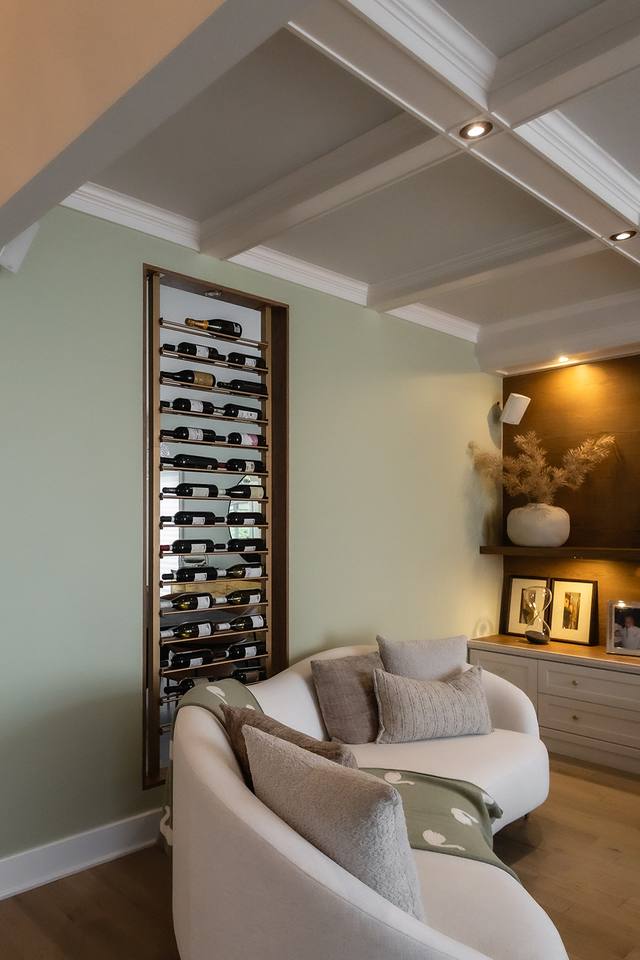Salon avec cellier vitré et fauteuils