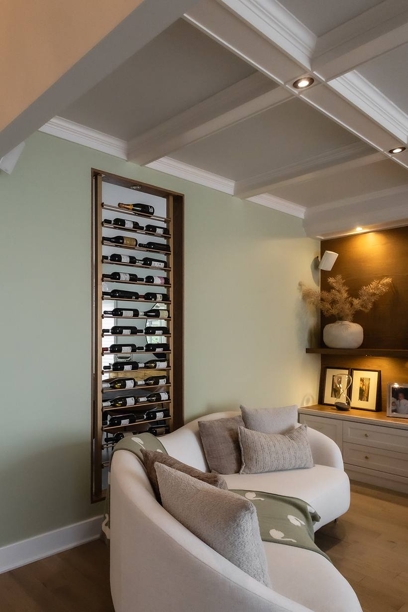 Salon avec cellier vitré et fauteuils