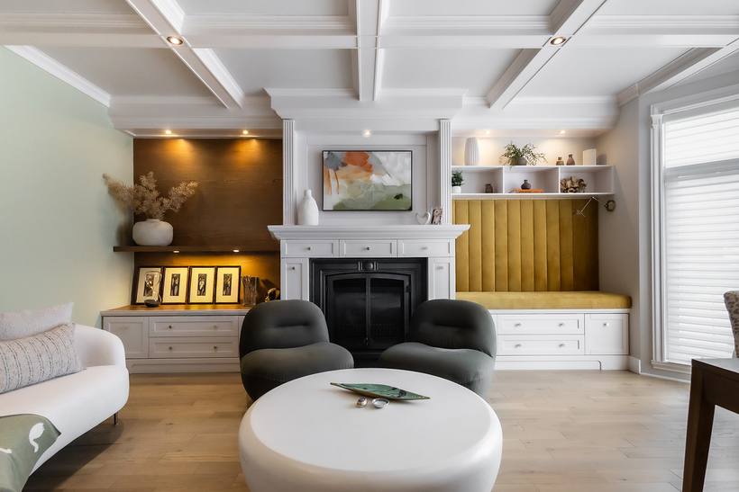 Salon avec foyer, plafond à caissons et banc intégré