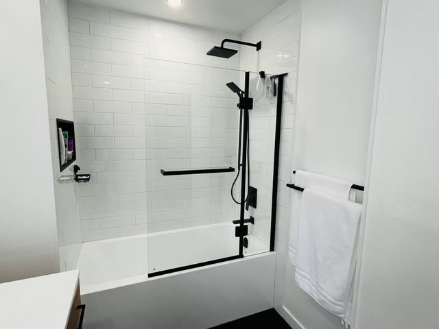 Bain-douche avec robinetterie noire et céramique blanche
