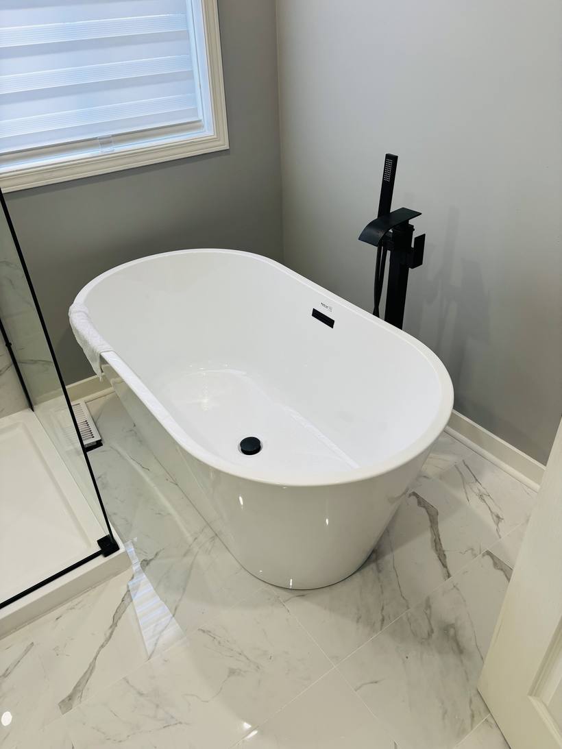 Baignoire autoportante sur céramique effet marbre blanc