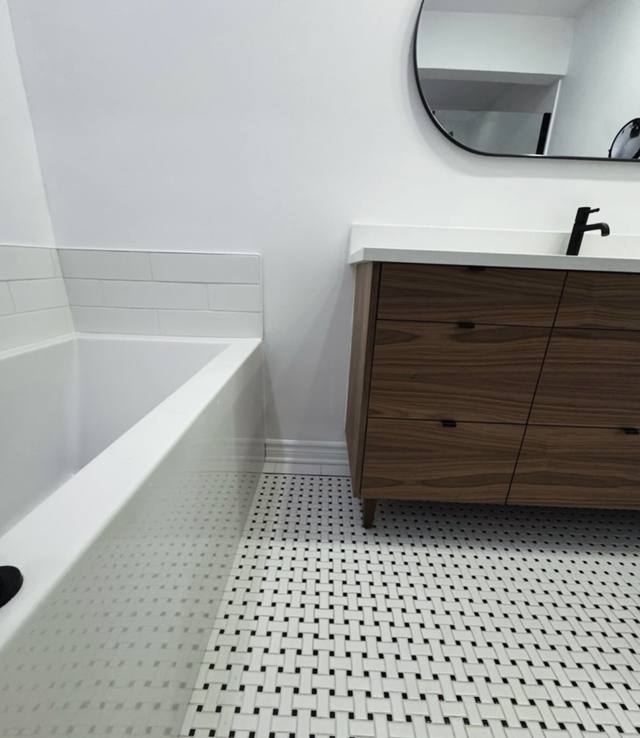 Baignoire, vanité en noyer et plancher en mosaïque