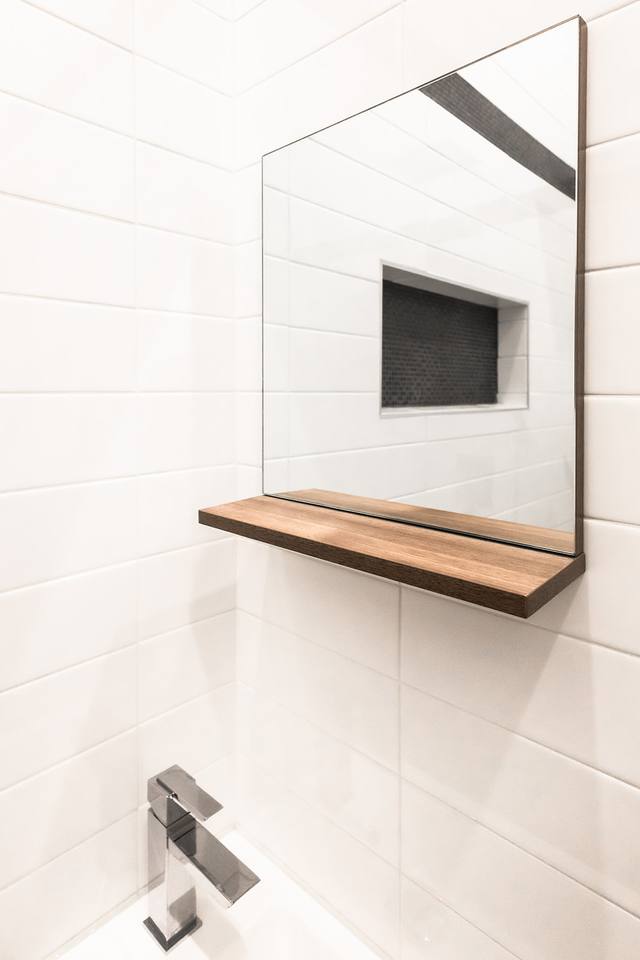 Miroir et tablette en noyer sur céramique blanche