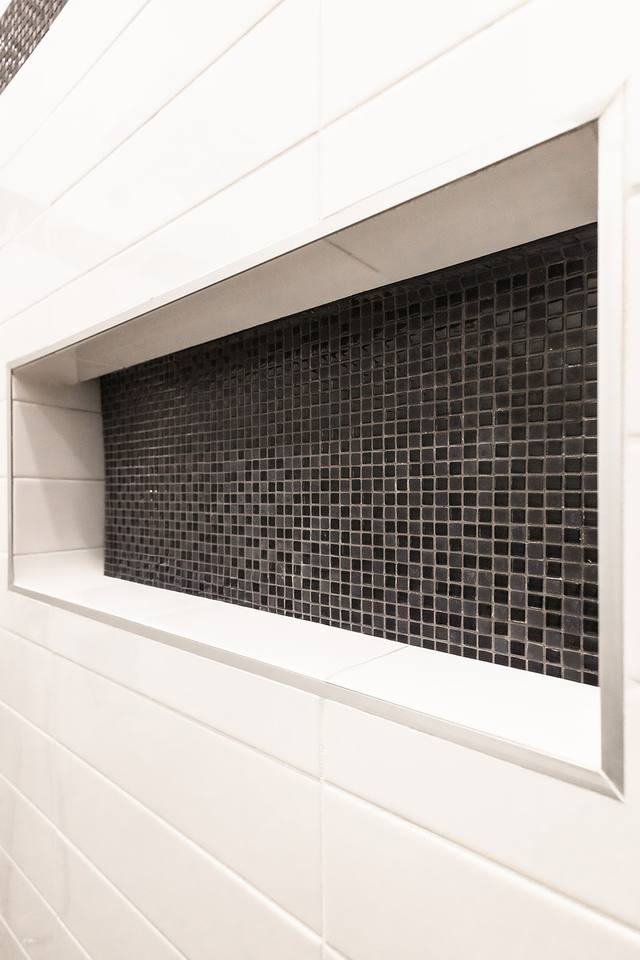 Niche de douche en mosaïque noire