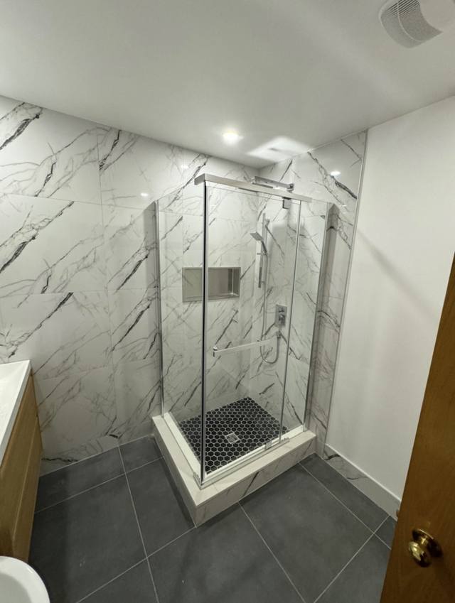 Douche d'angle vitrée en céramique effet marbre