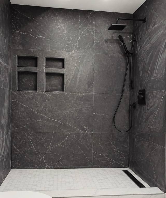 Douche en céramique effet ardoise avec niches encastrées