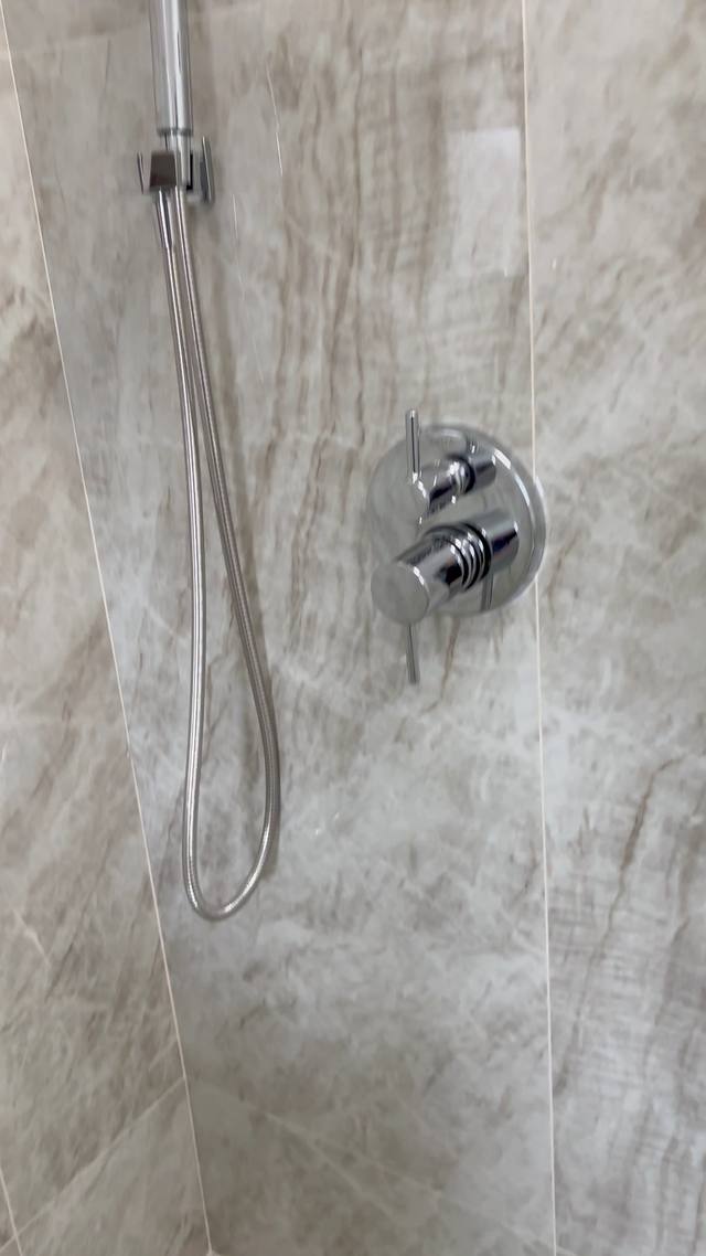Douche en céramique effet marbre beige et robinetterie chromée