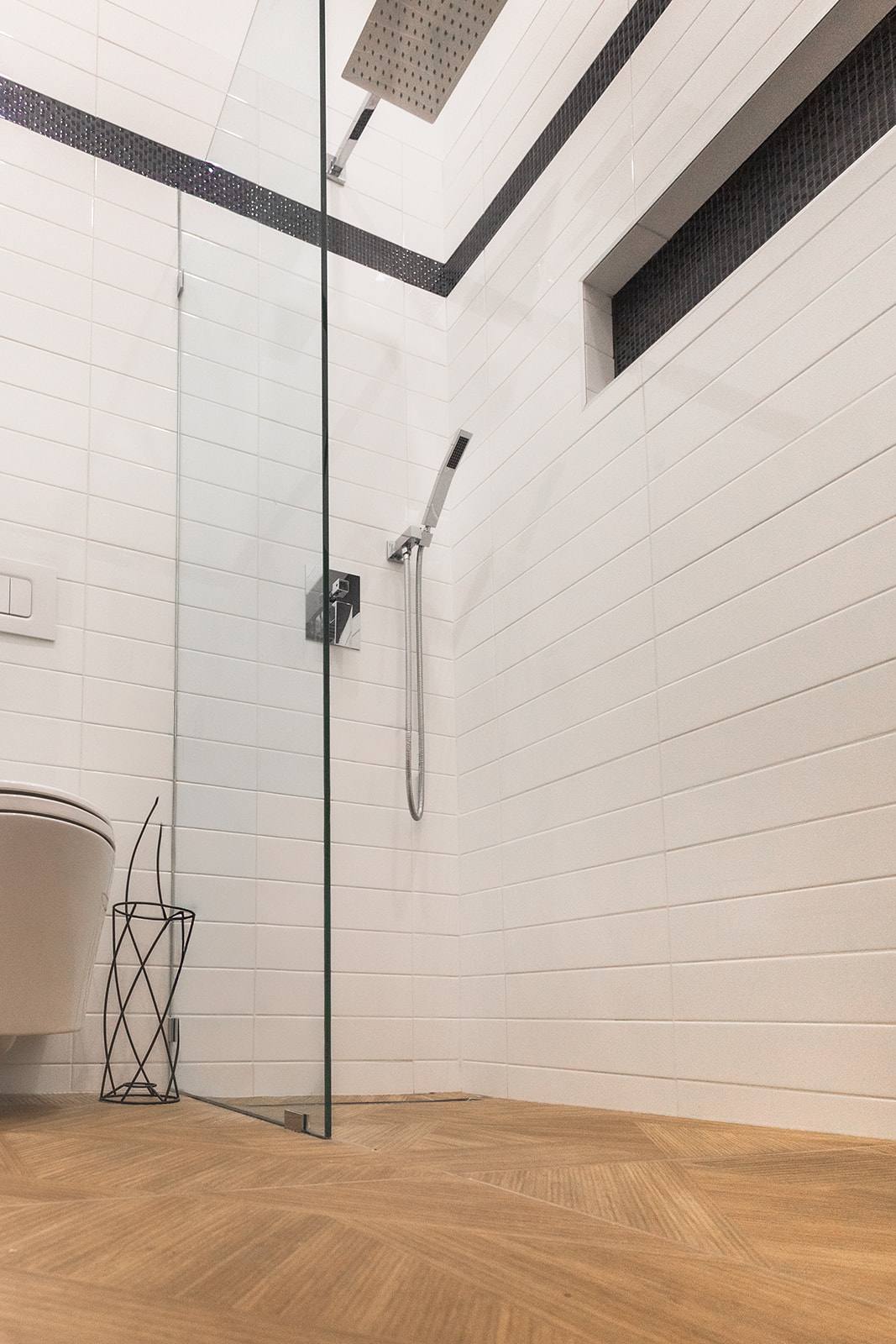 Douche à l'italienne vitrée avec pomme de pluie et bande de mosaïque noire