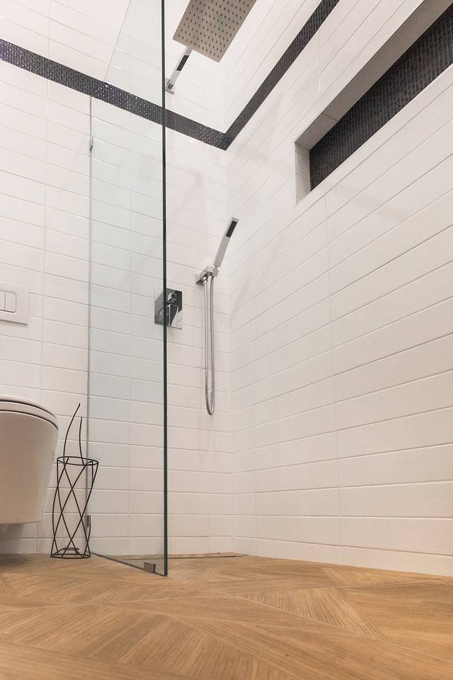 Douche à l'italienne vitrée avec pomme de pluie et bande de mosaïque noire