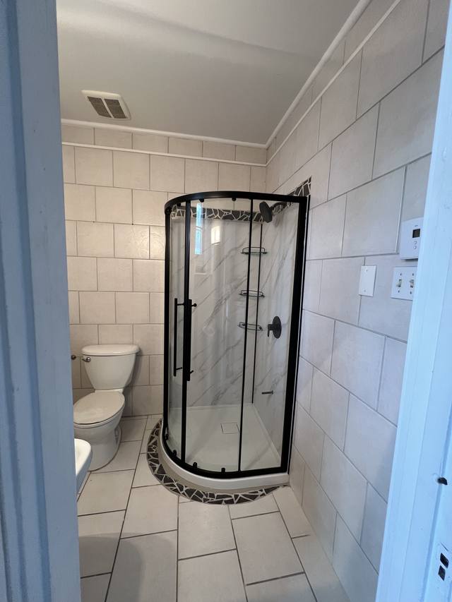 Douche d'angle arrondie en céramique blanche