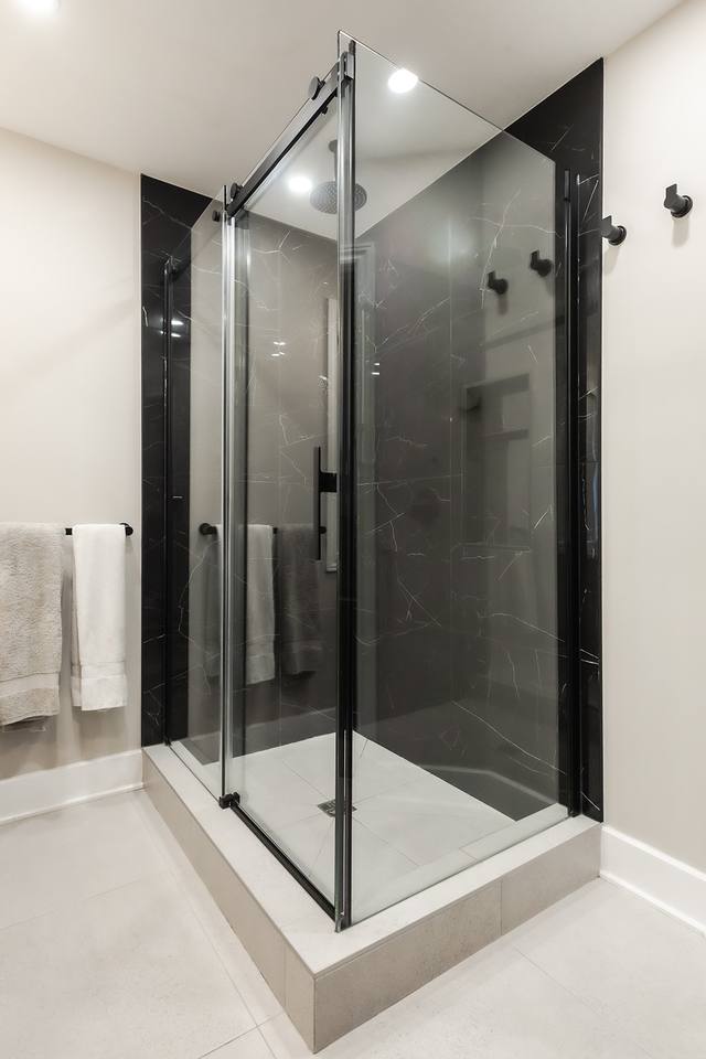 Cabine de douche vitrée à cadre noir
