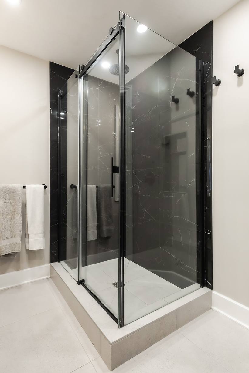 Cabine de douche vitrée à cadre noir