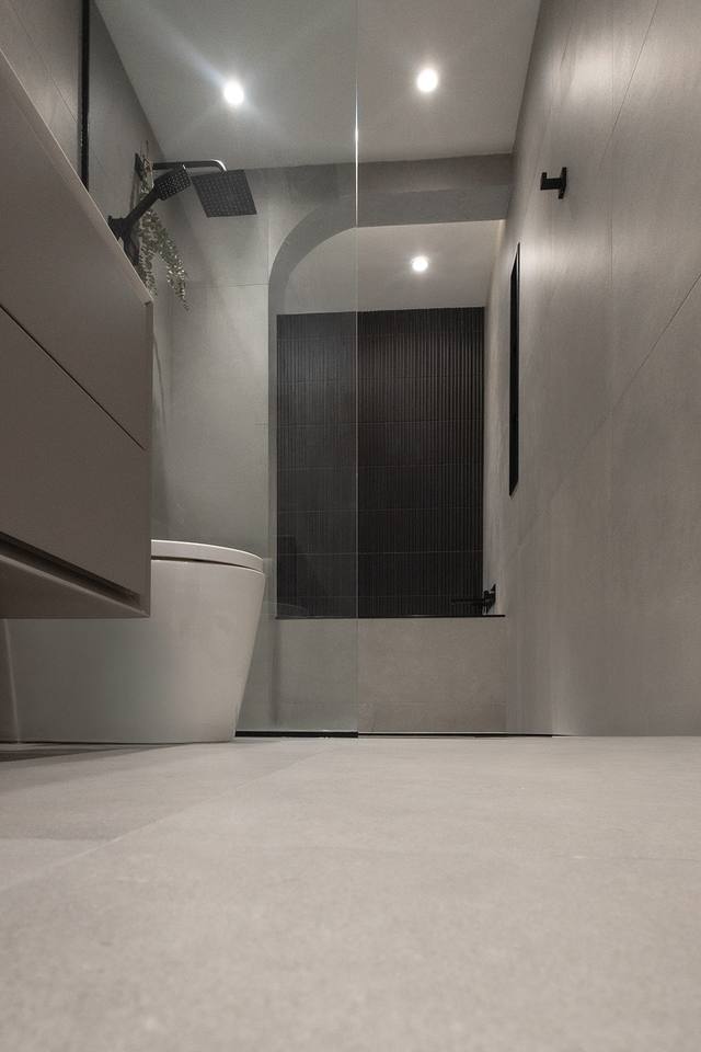 Douche vitrée menant à une alcôve en arche