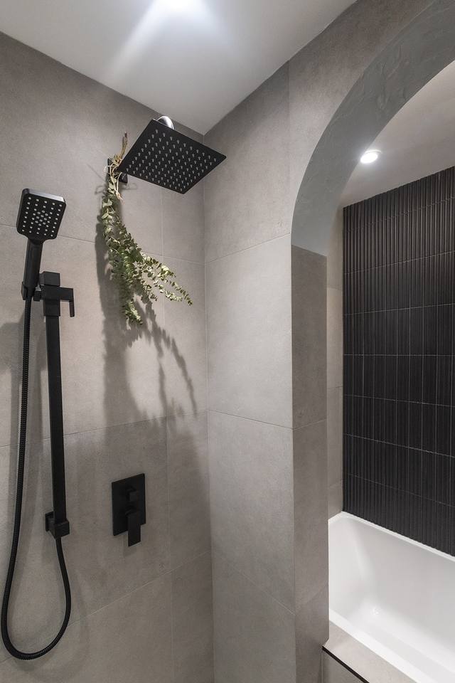 Douche avec pomme de pluie noire et eucalyptus