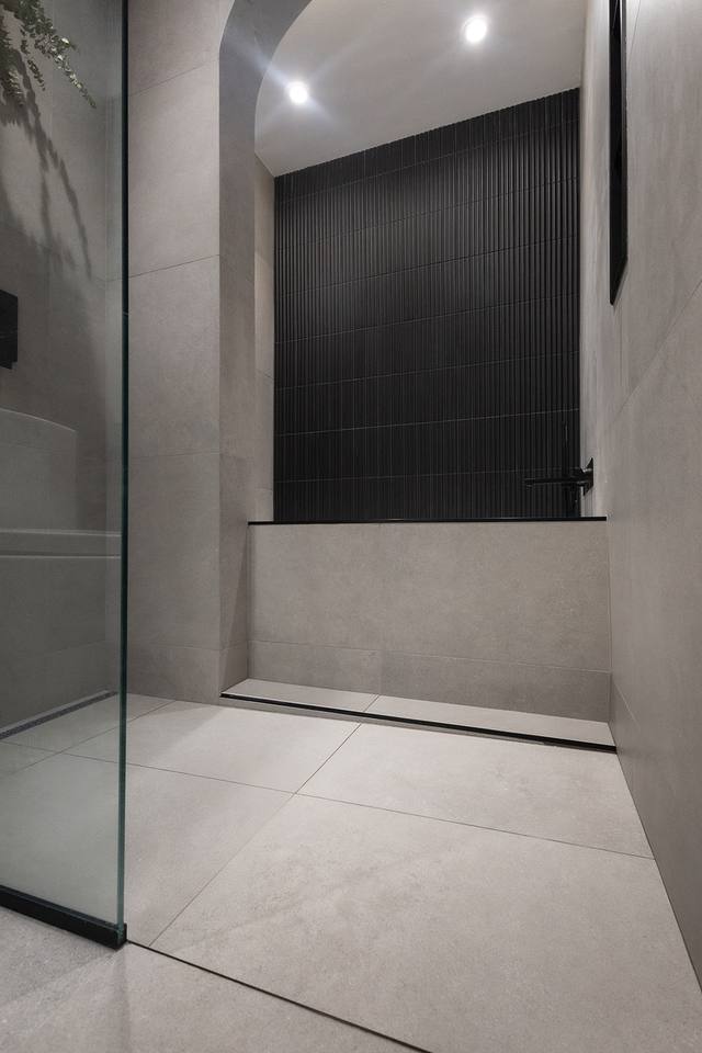 Douche à l'italienne vue à travers la paroi vitrée