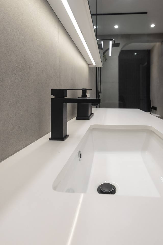 Lavabo sous un éclairage linéaire