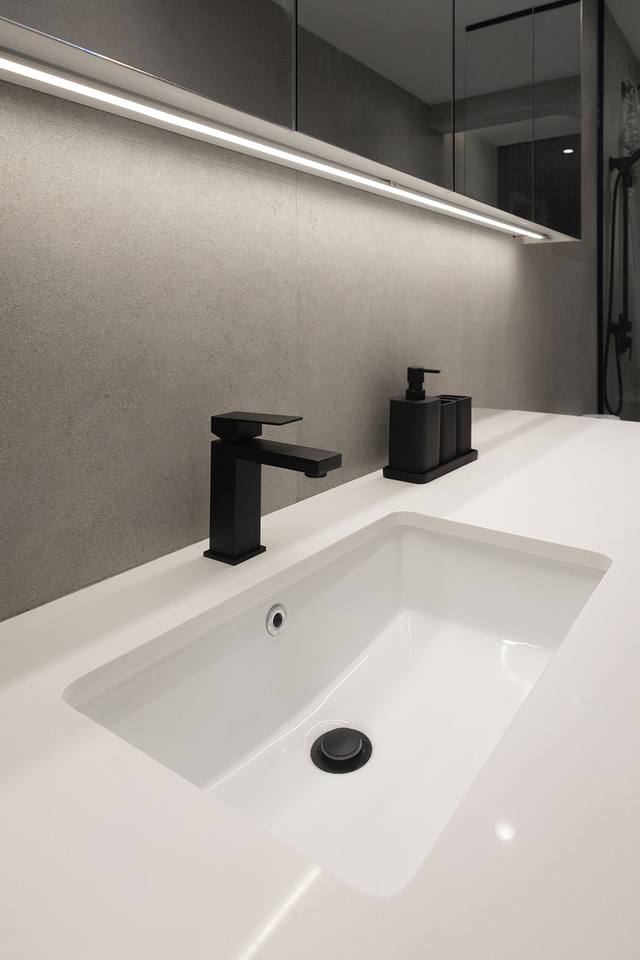 Lavabo encastré et robinet noir mat