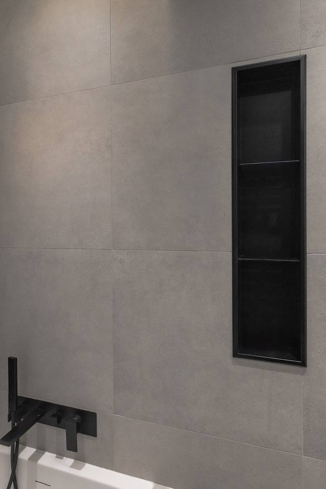 Niche de douche encastrée à cadre noir