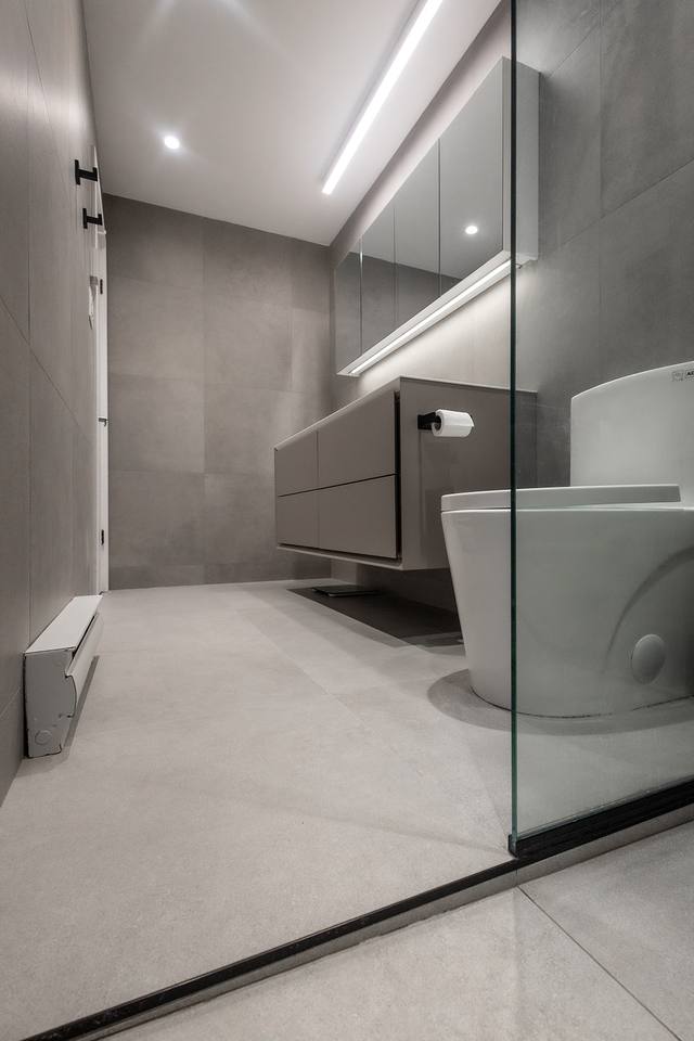 Vanité flottante et toilette dans une salle de bain grise