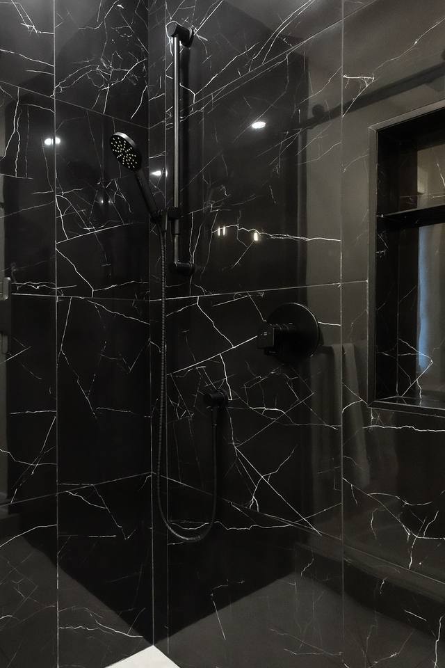Douche en céramique effet marbre noir et robinetterie noire